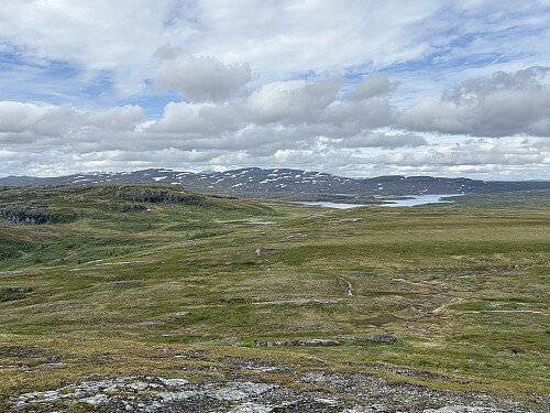 Utsikt fra Skurdalshøyden mot Skurdalssjøen. Kjerringfjellet ses helt bakerst midt i bildet.