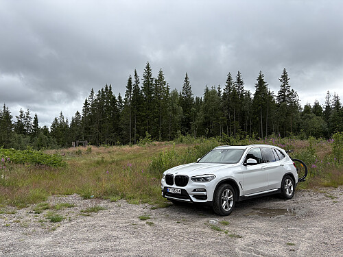 Det er greit å parkere i enden av stikkveien på toppen av Verås