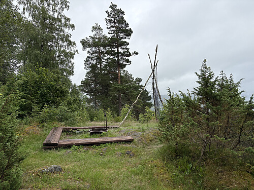 Bålplass og utsiktspunkt litt nedenfor toppen