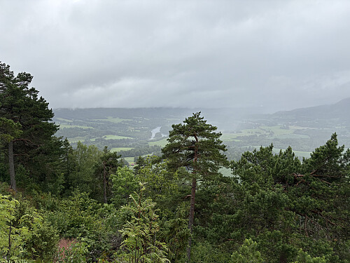 Bålplass og utsiktspunkt litt nedenfor toppen