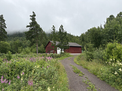 Det er en p-plass for turgåere ved låven like ved der stien starter
