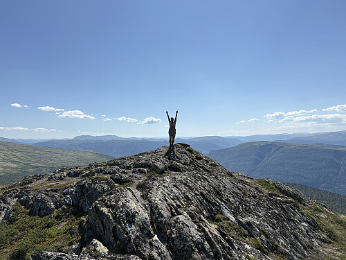 Cecilie på et lite toppunkt et par hundre meter SV for toppen