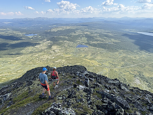 Det er noen høydemeter ned igjen til bilen