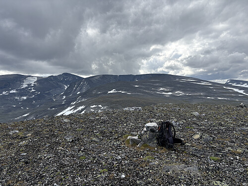 Fra Veslkjølen får man god oversikt over ruta videre opp mot Nautgardsoksle og Nautgardstinden

