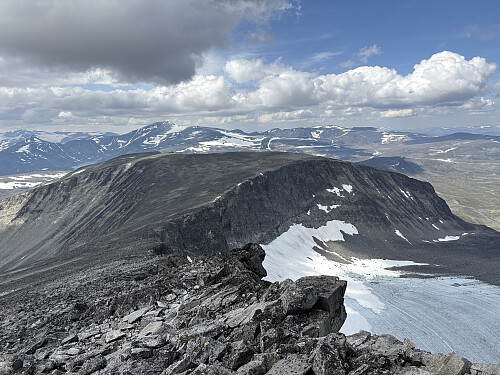 Tilbakeblikk mot Nautgardsoksle fra stigningen opp mot Nautgardstinden
