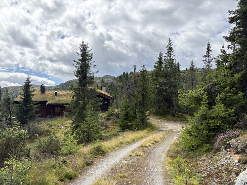 Det er mulig å parkere til høyre ved enden av veien her.