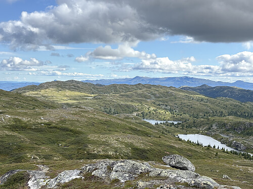 Utsikt mot sørøst. Saulifjellet ses til venstre i bildet.