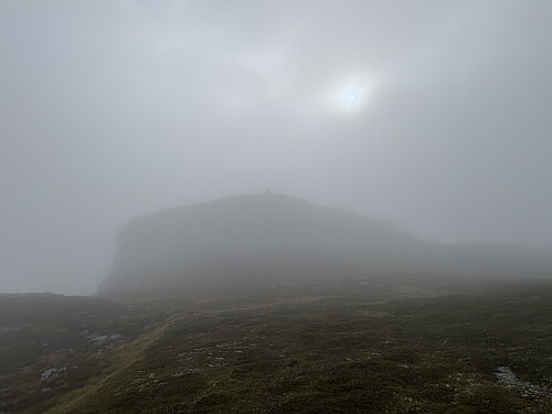 Sola bryter snart gjennom over toppen av Håfjellet