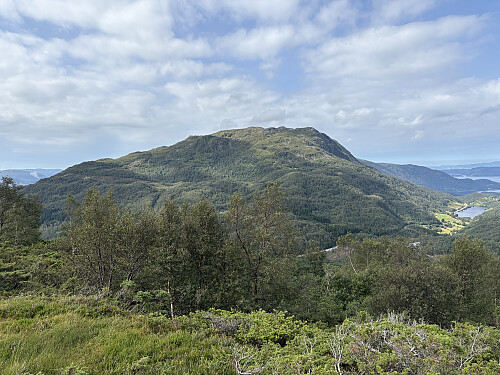 Utsikt mot Håfjellet/Dalanuten fra oppstigningen til toppen