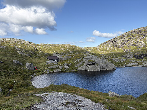 Dagsturhytte ved nordsiden av Gråhorgvatnet