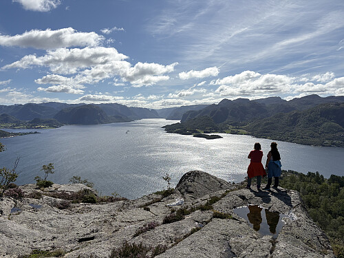 Nydelig utsikt mot sør fra toppen av Rudlo