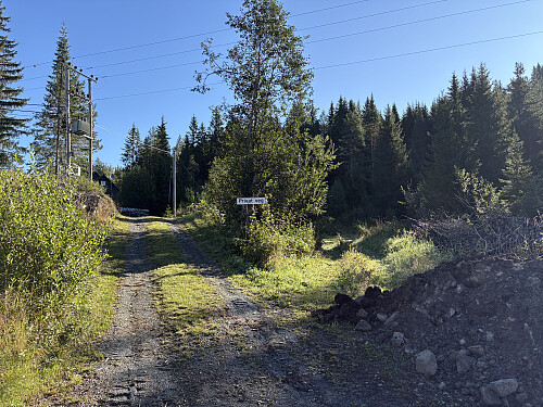 Like ved parkeringslomma på Svingen. Jeg gikk inn traktorveien til høyre for skiltet.