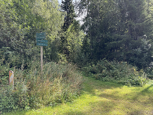 Fint utgangspunkt for turer fra p-plass øst for Barkenes gård