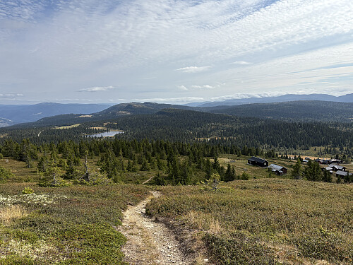 Utsikt mot Kvitfjell og Storhaugen (bak til høyre) fra stien opp mot Nårkampen