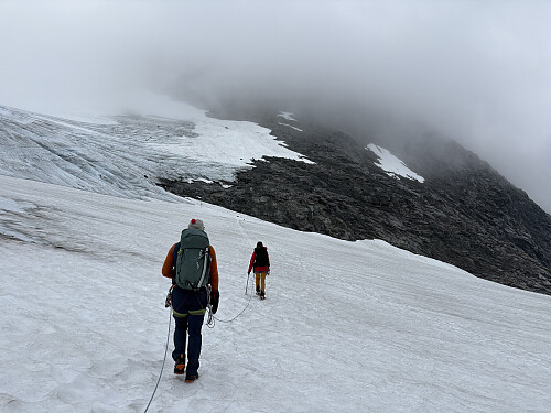 På vei over Falkbreen mot innslaget på den bratte pionerruta