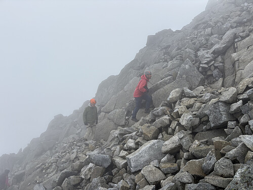 Morten og Vidar i siste stigningen opp til toppen av Falketind