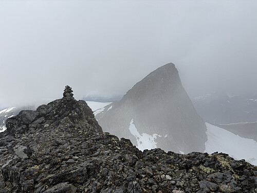 Stølsnostinden sett fra Midtre Stølsnostinden