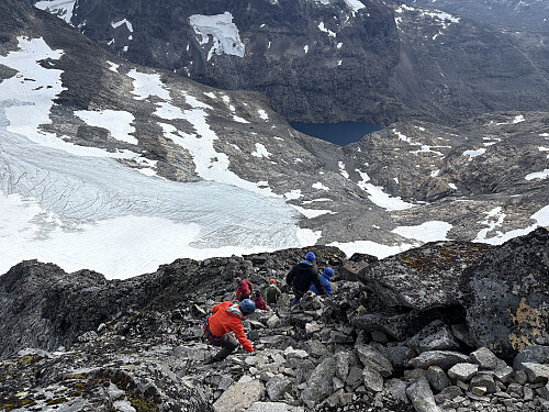 På vei ned fra toppen ser man helt ned til Andrevatnet i Morka-Koldedalen