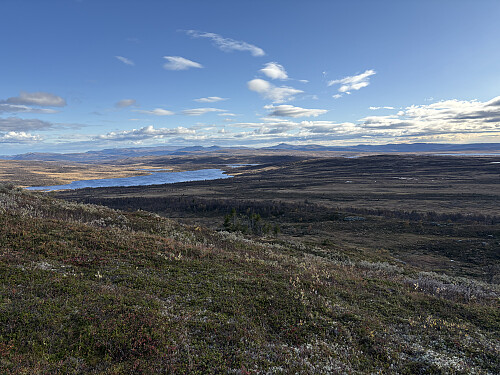 Utsikt ned til Øvre Ongsjøen fra begynnelsen av stigningen opp til Ongsjøfjellet