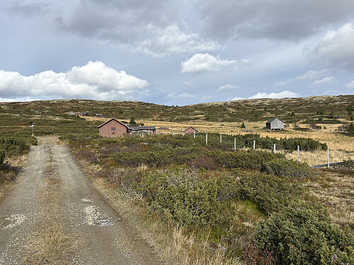 På vei inn mot setrene vest for toppen. Det hadde vært mulig å parkere ved det lille krysset ved den første setra.