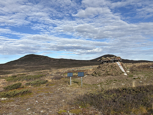 Ved falkfangeranlegget med begge toppene i bakgrunnen.