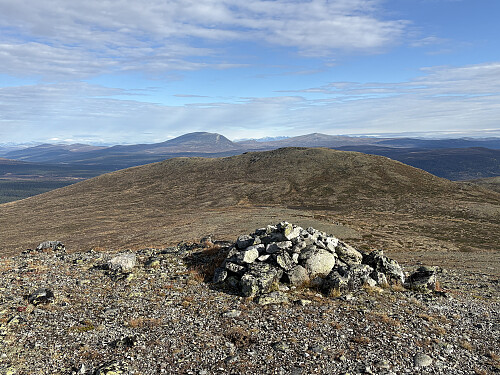 Utsikt over til Svartkampen fra Veslfjellkampen. Mukampen ruver i bakgrunnen