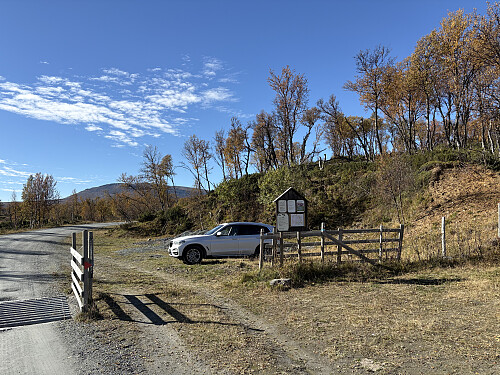 Parkeringsmuligheter for mange biler like ved der hvor den merkede stien starter