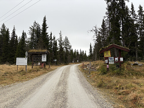 Jeg parkerte rett utenfor bommen til Jønnhaltvegen