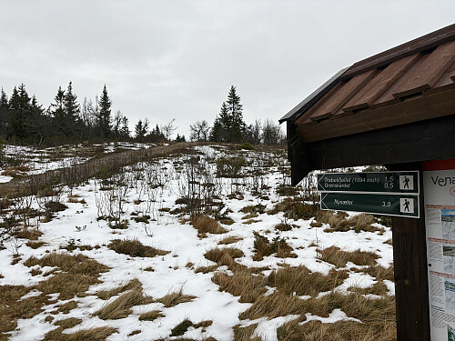 Stien er skiltet og merket fra p-plassen