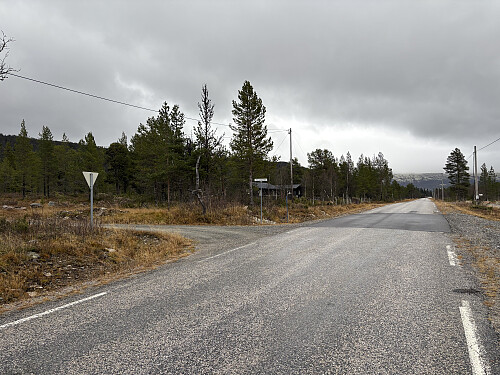 Ved innkjørselen til bomveien er det parkeringsmuligheter på begge sider av hovedveien