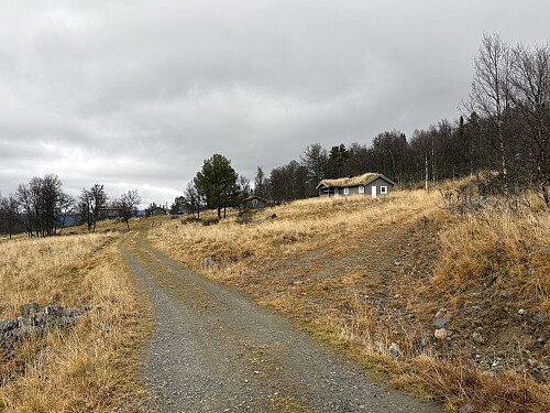 Her tok jeg opp til høyre mot grinda like ved seterbygningen