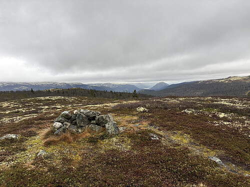 Utsikt østover fra det ene toppunktet