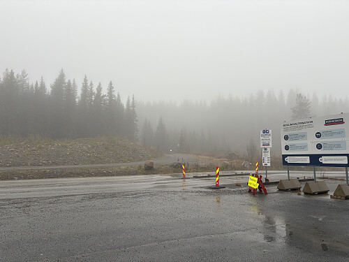 Det er gode parkeringsmuligheter ved bommen på Brumund sag. Skogsveien opp mot Kompåsen ses i bakgrunnen.