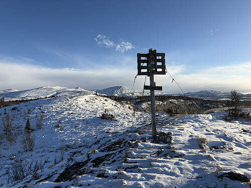 Hillingsberget vest består av to topper med den høyeste kollen øst for trigpunktet