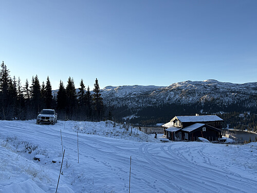 Fin og egnet p-lomme øverst i hyttefeltet