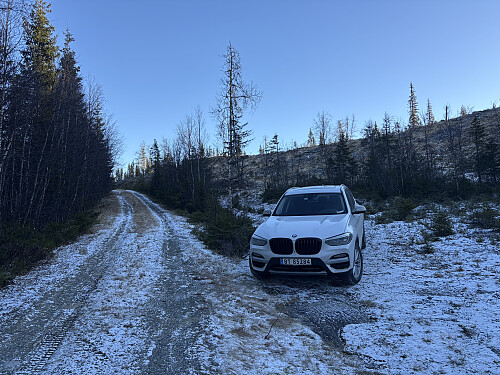 Jeg parkerte i en liten lomme før enden av veien, da jeg ikke ville ripe opp bilen med buskene langs veikanten