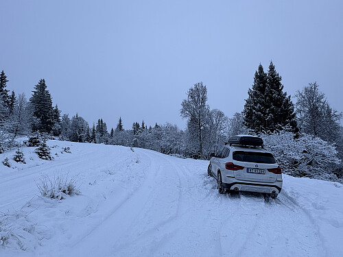 Parkering ved innkjøringen til Østkjølvegen. Vanligvis kan man kjøre inn til enden av veien.