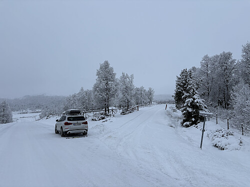 Parkering i veikanten ved Kvarvet