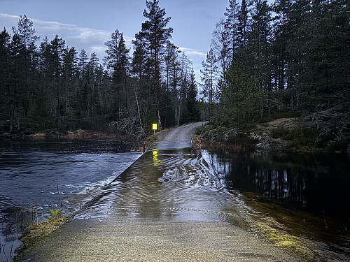 Nedre Stavsjø fosser over veien som jeg skulle passere
