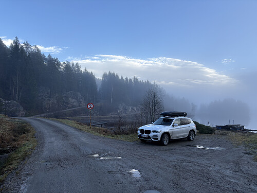 Godt egnet parkeringslomme ved turstart.