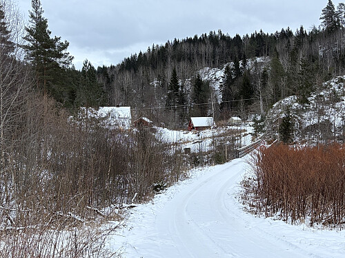 Ruta innover mot Eikenes sett fra p-lomme ved hovedveien.