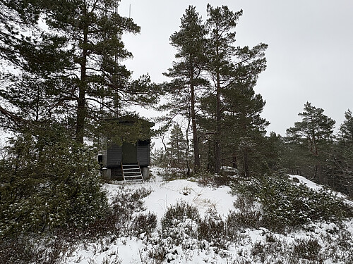 Antennemast og teknisk hus like nord for toppen