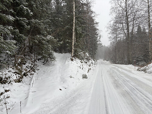 Herfra går traktorveien av opp mot toppen