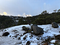 På vei rundt den lille kollen NØ for Litla Vårlifjellet