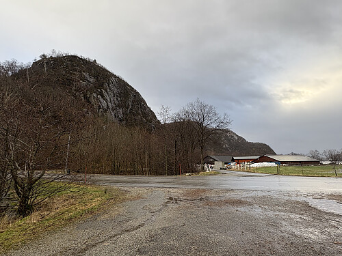 Ved Lutsi parkeringsplass. Hagafjellet ligger bak den markerte kollen til venstre.