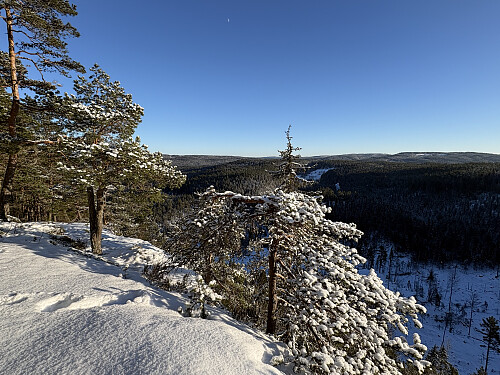 Utsiktspunktet på Vanakleiva. Kollen bak til høyre er Kukollen