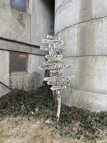 Stilig skilt ved Syltreholen gard