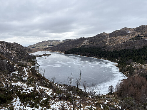 Utsikt ned mot Ognavatnet fra stigningen opp mot Svartaknuten