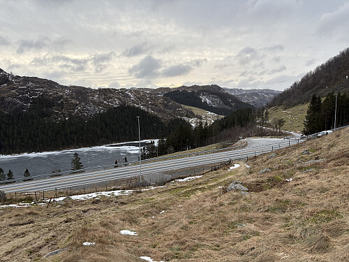 Jeg parkerte i en lomme ved trærne helt til høyre i bildet