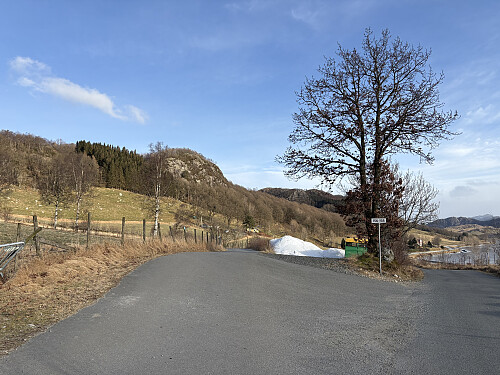 Hengjefjellet og Høylandsfjell sett fra p-plassen

